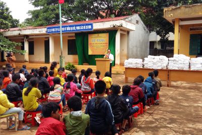 Lễ trao tặng sách giáo khoa cho học sinh con gia đình thương binh liệt sĩ và học sinh có hoàn cảnh khó khăn, mồ côi tỉnh Đắk Lắk, tại trường tiểu học Ama Khê.