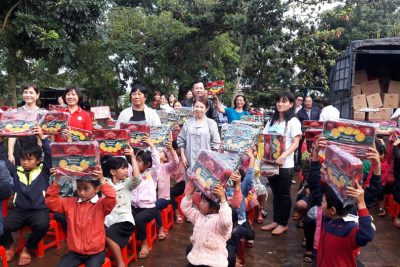 Hội từ thiện chùa Phước Hải (TP.HCM) tặng quà cho các em học sinh trường tiểu học Ama Khê